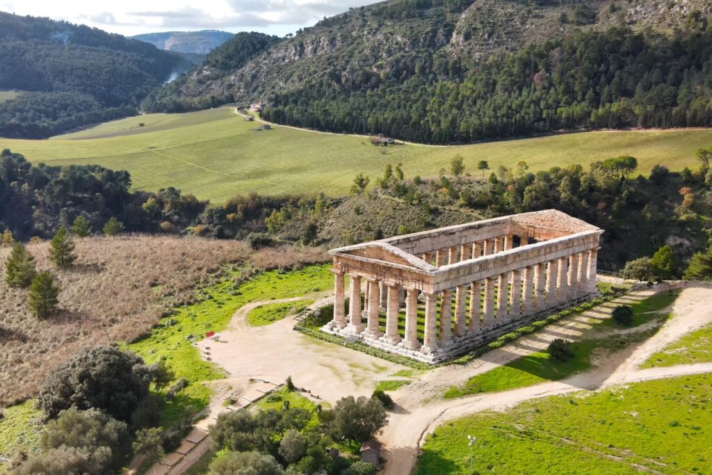 Park Archeologiczny Segesta leży wśród zielonych wzgórz Sycylii
