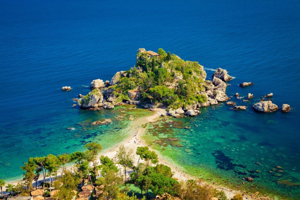 Wysepka Isola Bella u wybrzeży Taorminy.