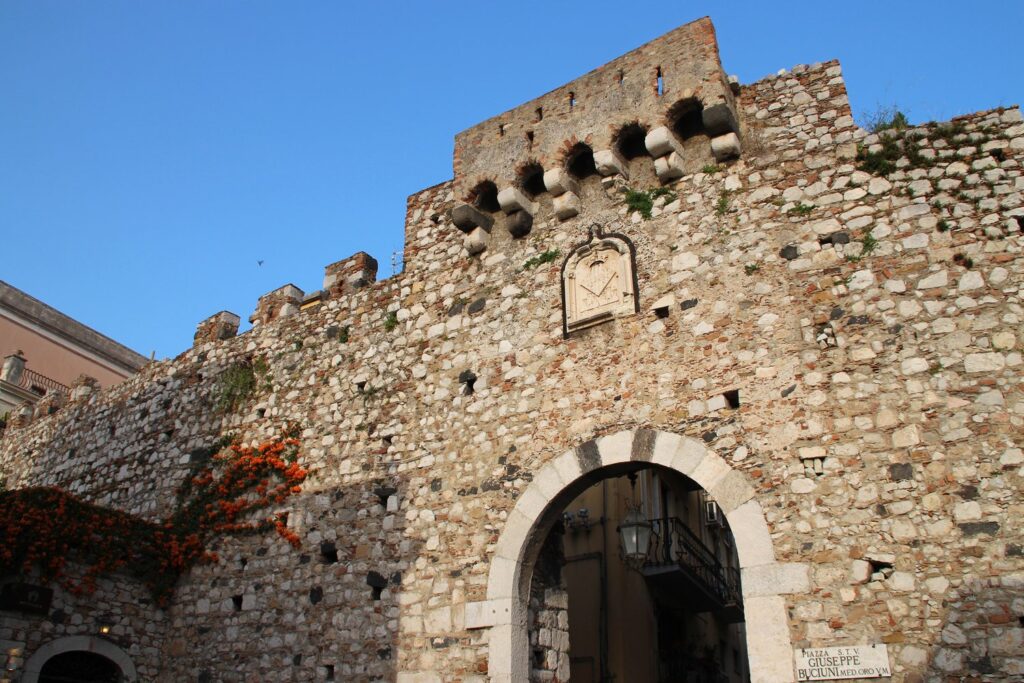 Średniowieczna brama Porta Catania w Taorminie.