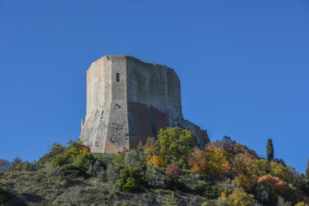 Średniowieczna twierdza Rocca d'Orcia góruje nad doliną