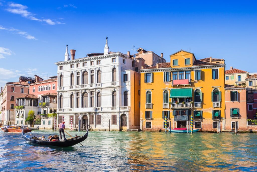 Gondola przepływająca obok pałaców nad Canal Grande w Wenecji.