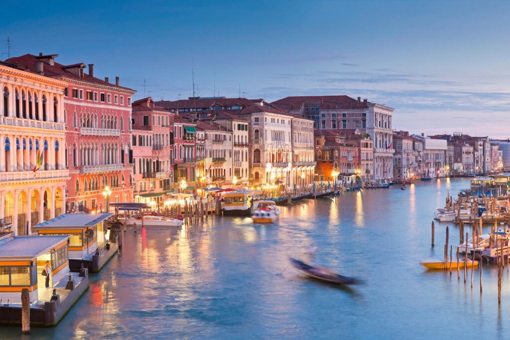 Gondole i pałace wzdłuż Canal Grande w Wenecji.