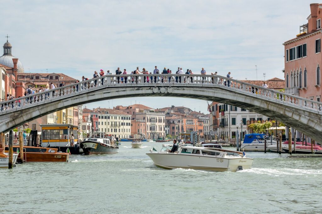 Canal Grande i most Ponte degli Scalzi w Wenecji.