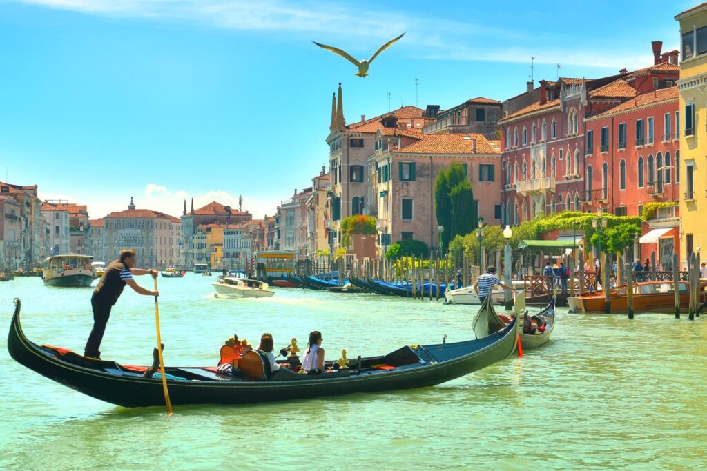 Gondola płynąca po Canal Grande w Wenecji.