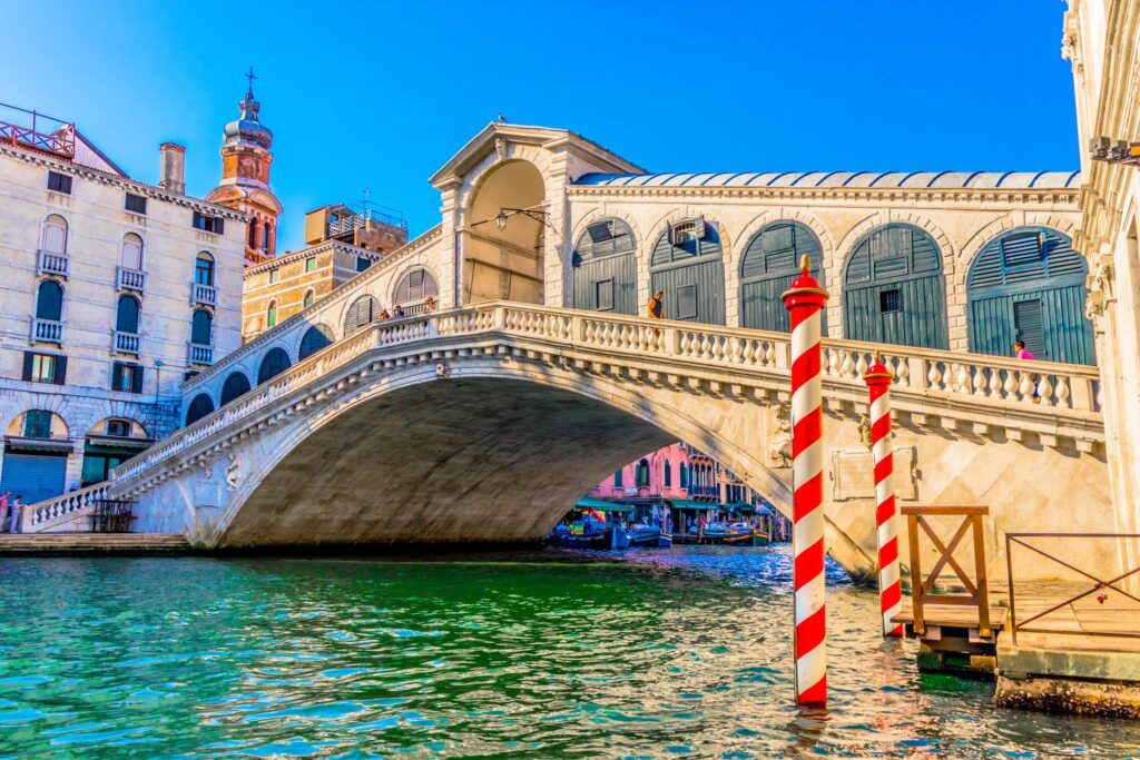Most Rialto nad Canal Grande w Wenecji.