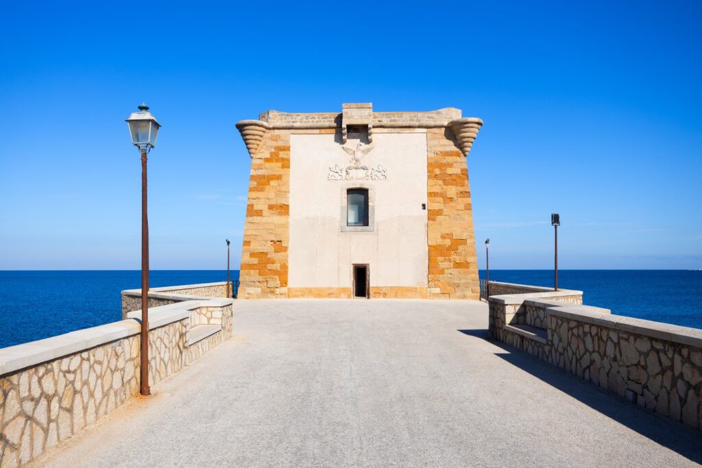 Wieża Torre di Ligny na samym krańcu cypla Trapani