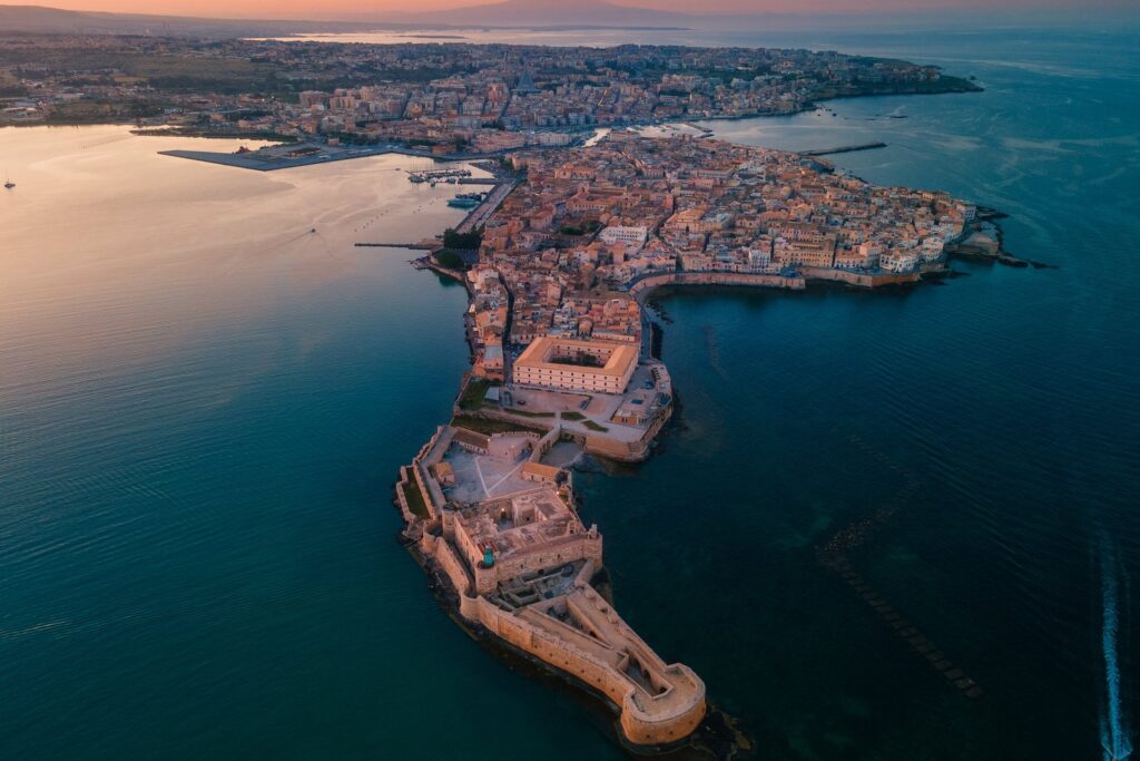 Ortygia, historyczne serce Syrakuz, z lotu ptaka