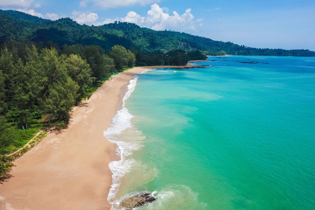 Bang Niang i Nang Thong to najczęściej odwiedzane plaże na Khao Lak. Na zdjęciu plaża Bang Niang.