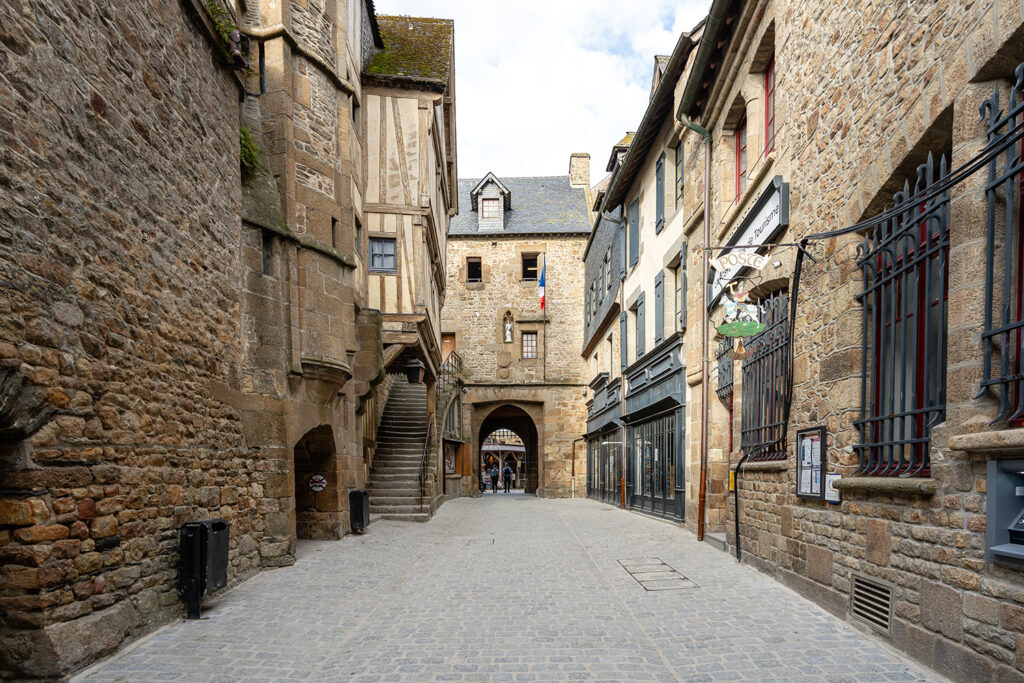 Jedna z ulic na wzgórzu Mont Saint-Michel