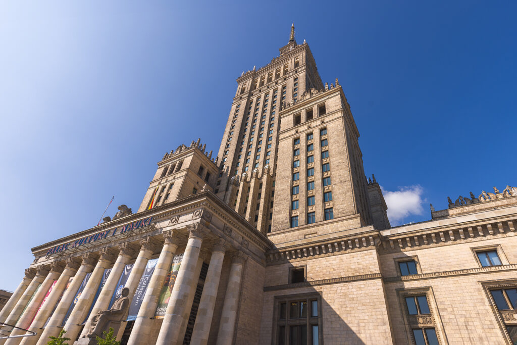 Pałac Kultury i Nauki pełni funkcję miejskiego centrum kulturalno-oświatowego.