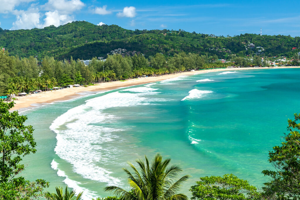 Kamala Beach uważana jest za jedną z najpiękniejszych plaż na wyspie Phuket.