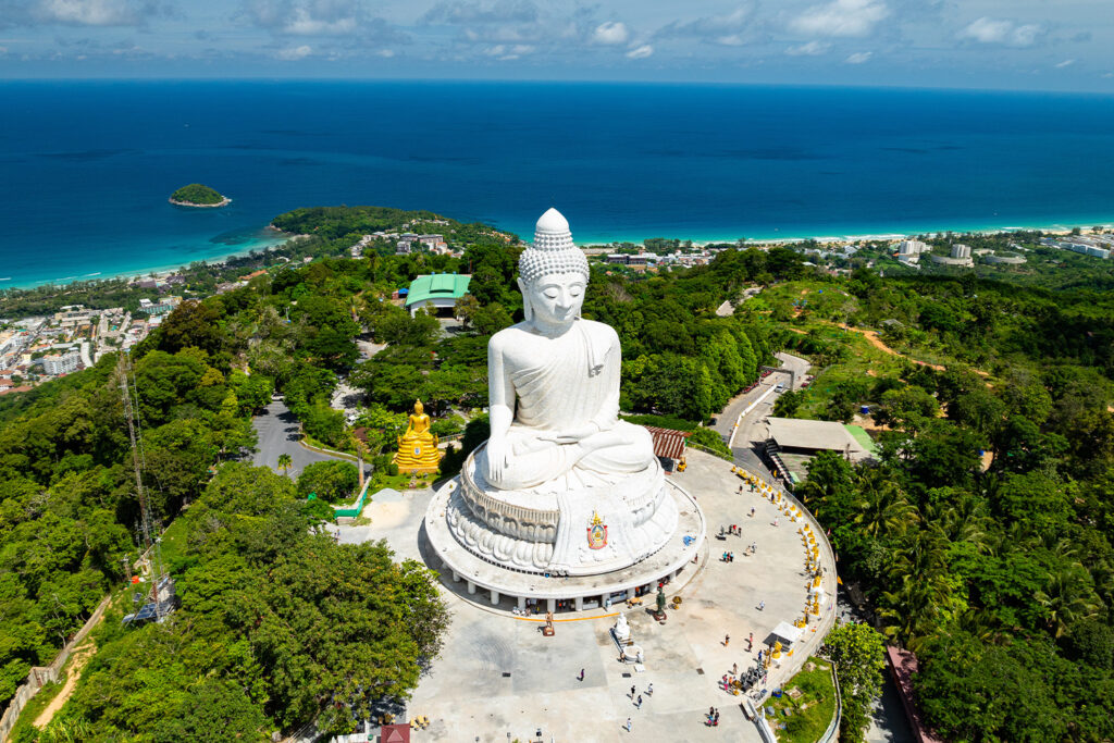 Śmiało można uznać, że Wielki Budda jest najsłynniejszym symbolem całej wyspy Phuket.