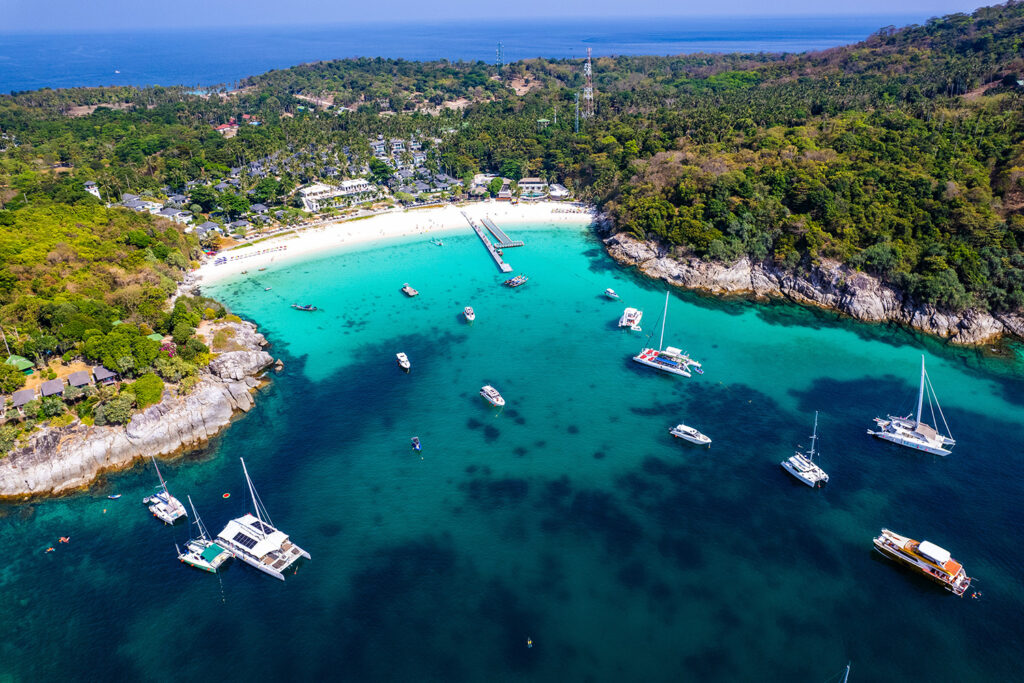 Wysepki skupione wokół Phuket w większości znane są z bajecznych plaż jak z pocztówek.