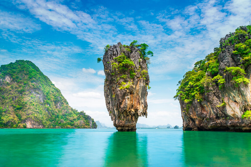 James Bond Island to najczęściej odwiedzana przez turystów wyspa zatoki.