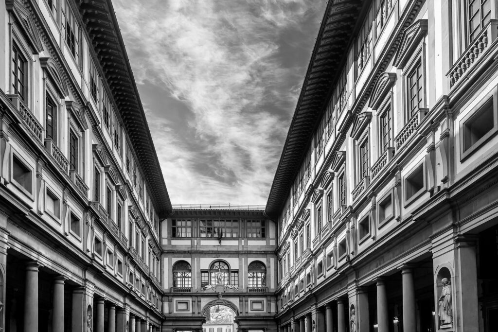 Długie skrzydła Galerii Uffizi otaczają wąski dziedziniec nad Arno