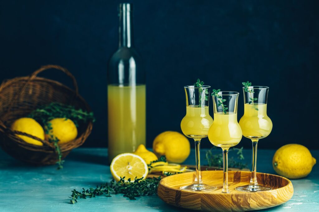 Limoncello to cytrynowa nalewka, której musisz spróbować na Ischii