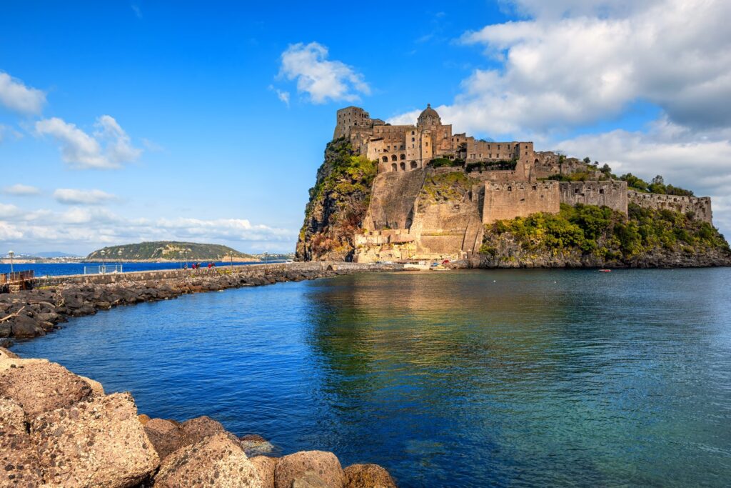 Do Zamku Aragońskiego prowadzi kamienna grobla z Ischia Ponte