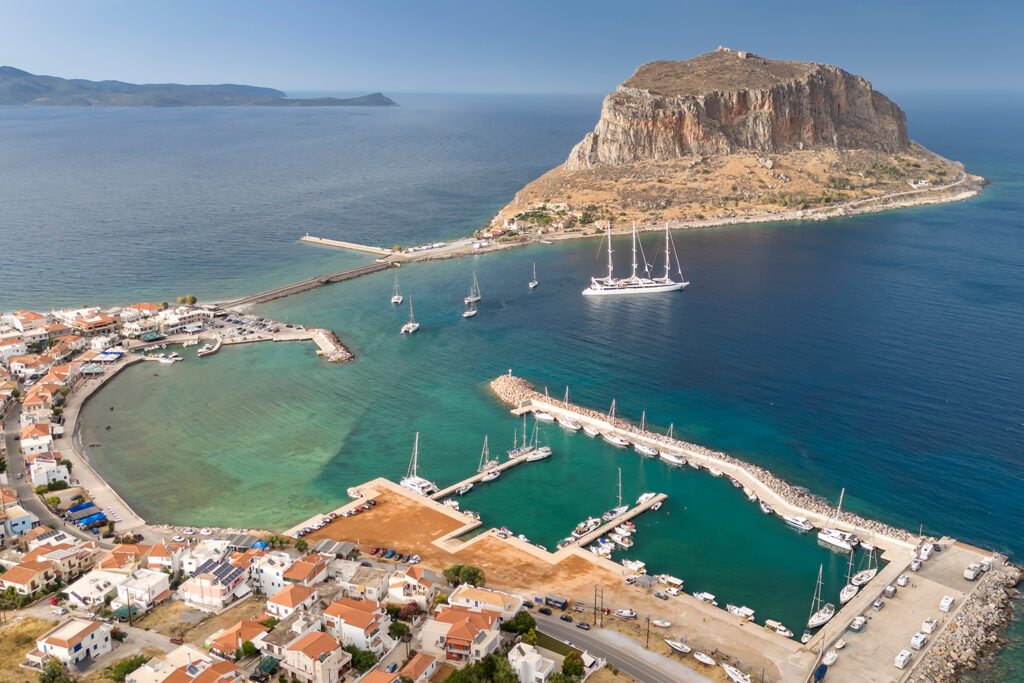 Monemvasia nazywana jest Gibraltarem Wschodu.