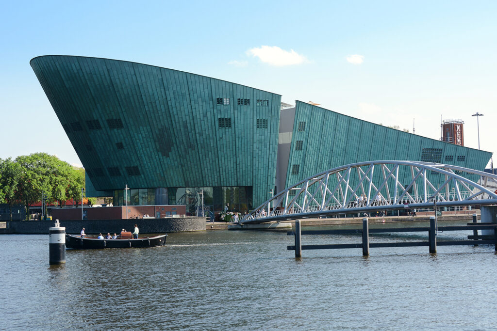 Zaskakujący z daleka budynek NEMO Science Museum wewnątrz jest równie zaskakujący.