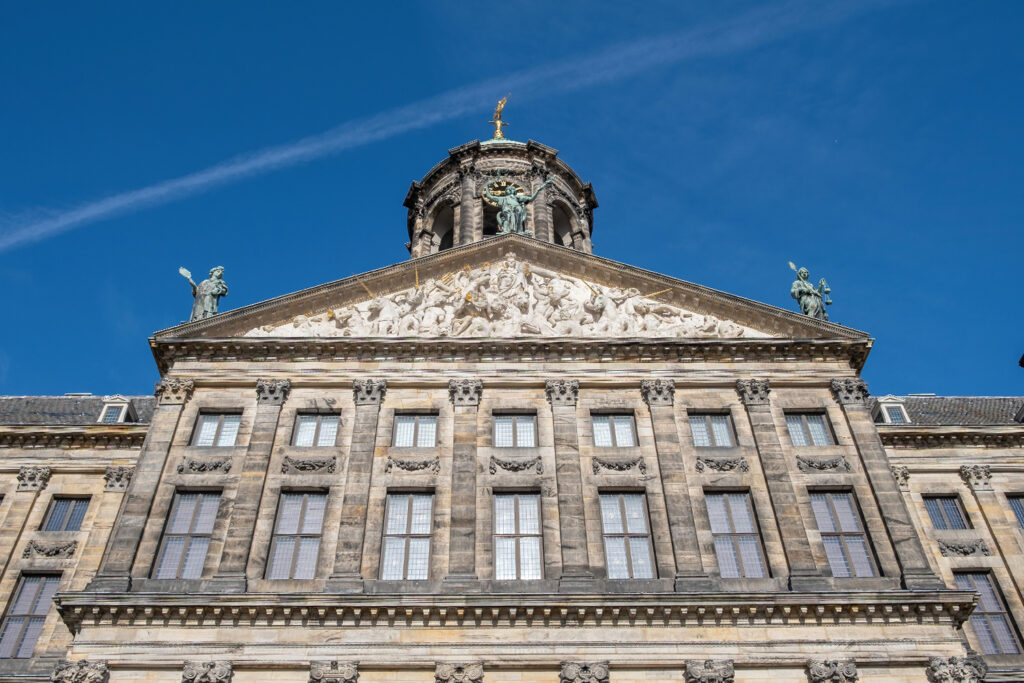 Fasada Pałacu Królewskiego w Amsterdamie