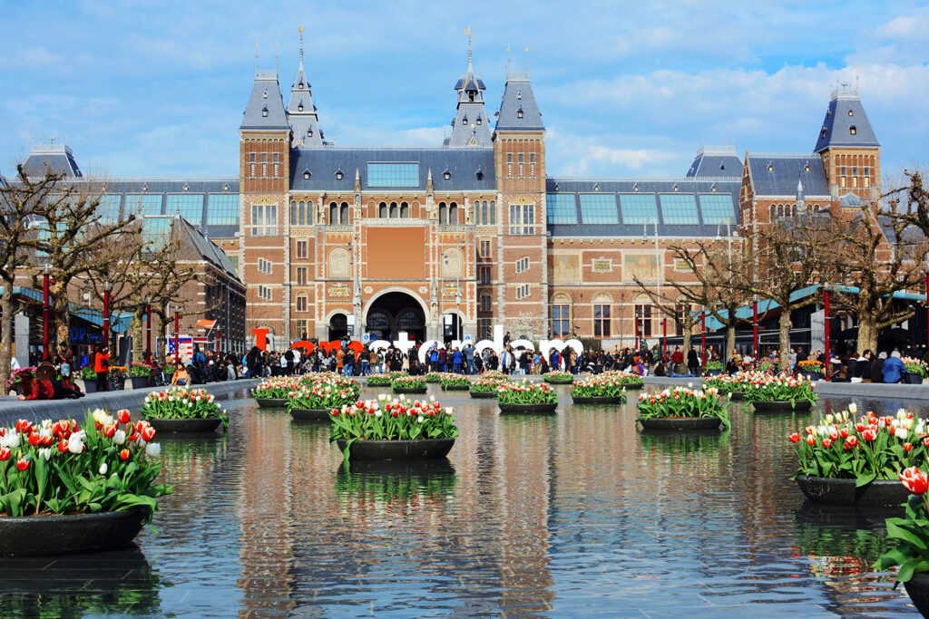Najważniejszym muzeum w całym kraju jest stojące na placu Museumplein Rijksmuseum.