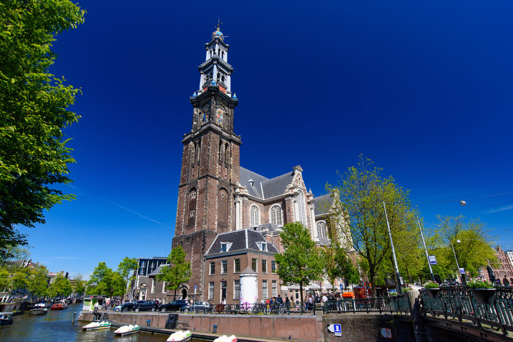 Kościół Westerkerk znany jest przede wszystkim jako miejsce pochówku Rembrandta.
