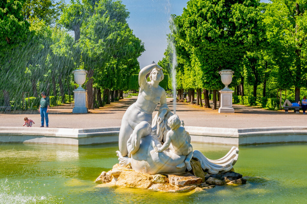 Fontanna w ogrodach pałacu Schönbrunn