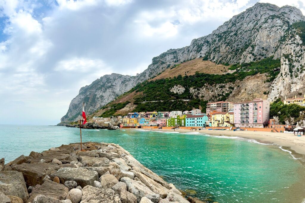 Catalan Bay to dawna wioska rybacka z plażą u stóp Skały