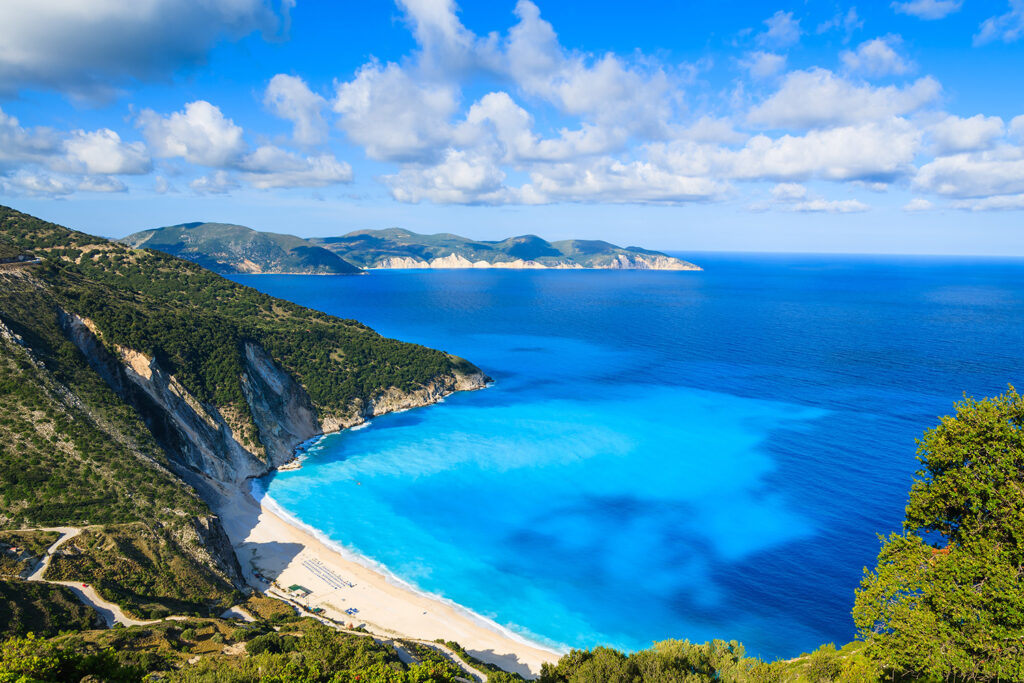 Piękne plaże to jedna z wizytówek Kefalonii. Na zdjęciu plaża Myrtos.