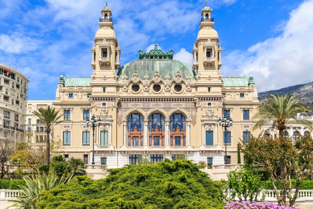 Opera w Monte Carlo, czyli Salle Garnier, zachwyca bogatą fasadą