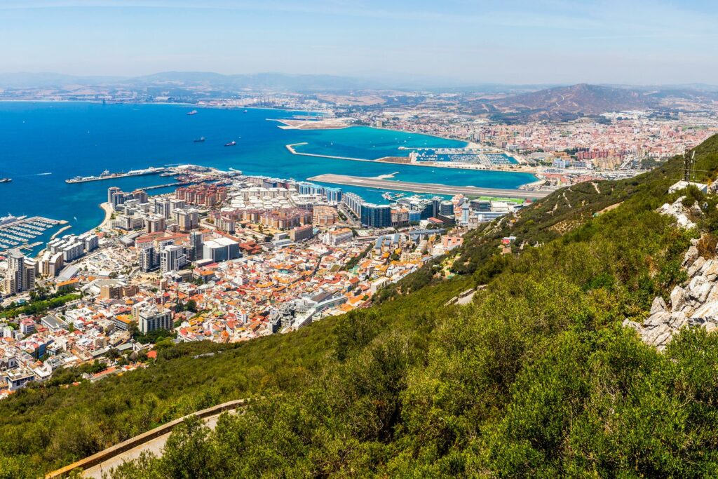 Panorama Gibraltaru z miastem, portem i zatoką