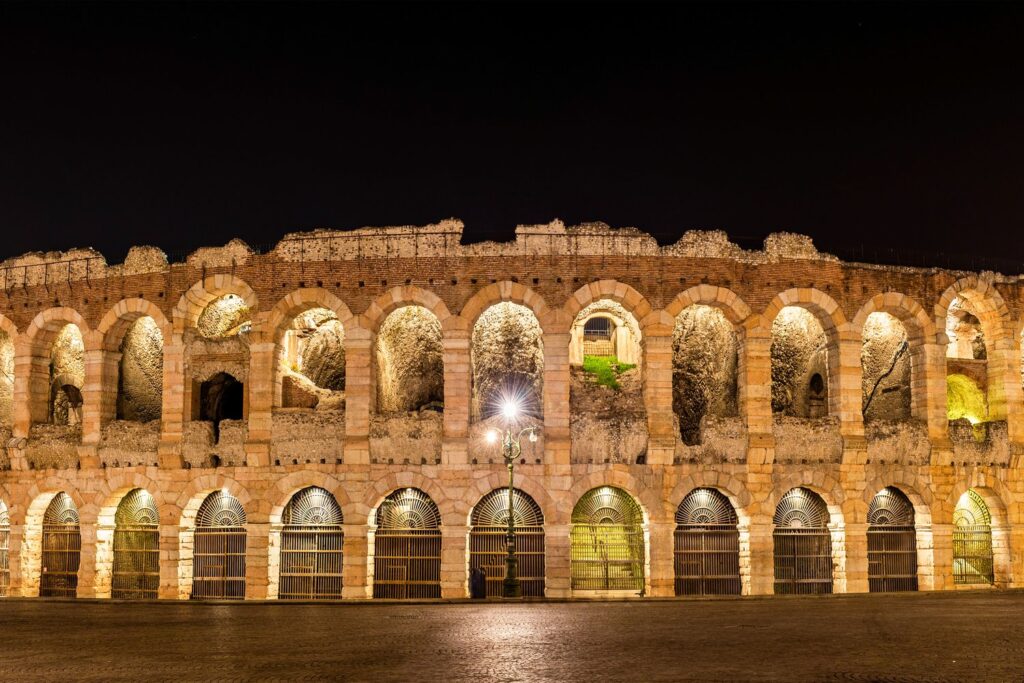Wieczorem oświetlona Arena di Verona wygląda magicznie, a latem rozbrzmiewa muzyką operową.
