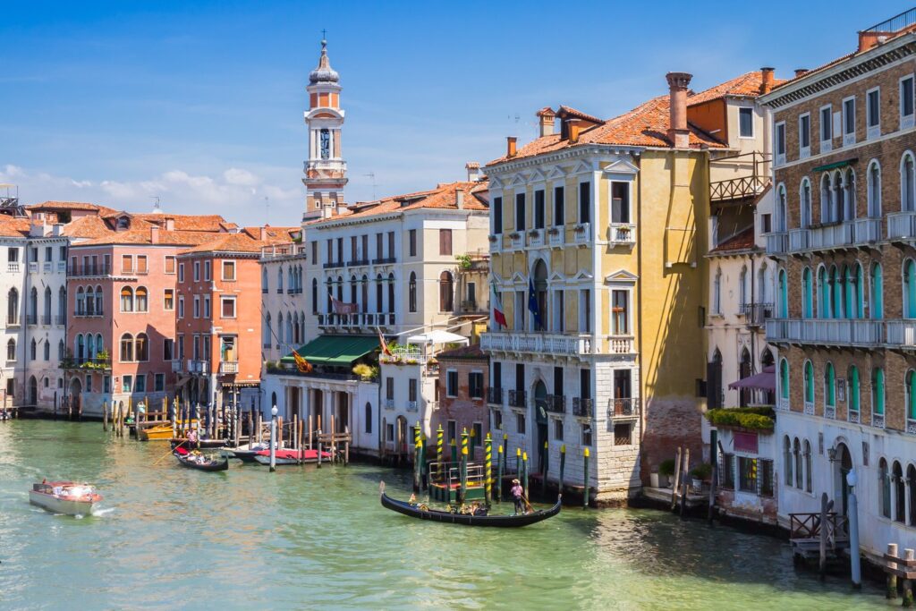Pałace nad Canal Grande najlepiej podziwiać z pokładu tramwaju wodnego lub gondoli.