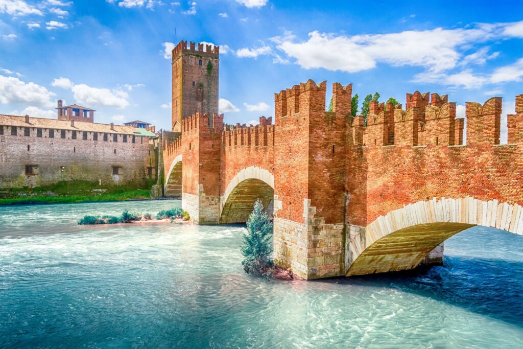 Zamek Castelvecchio i Most Scaligerów to jeden z najbardziej rozpoznawalnych widoków Werony.