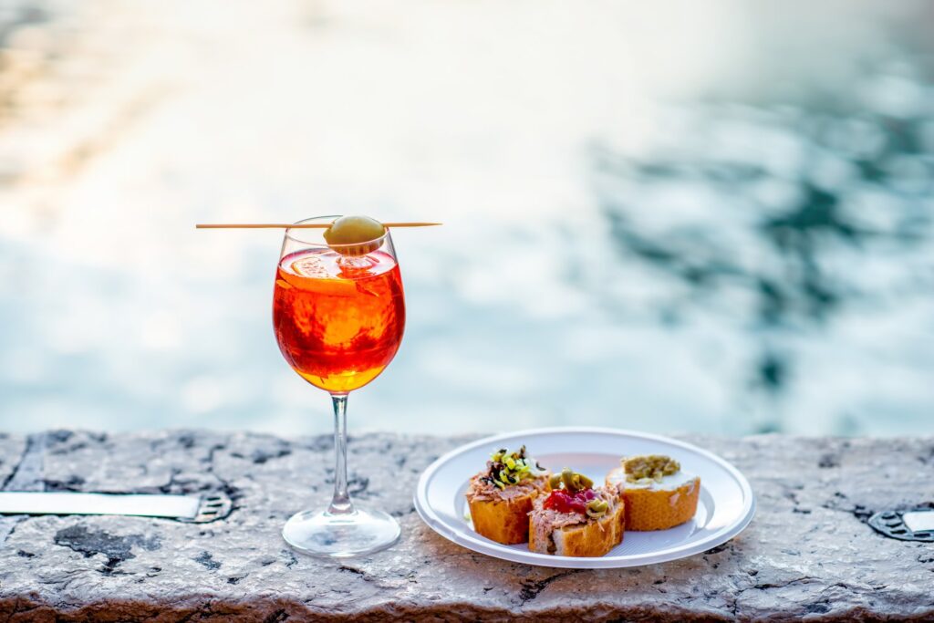 Cicchetti ze spritzem to najsmaczniejszy sposób na wenecki aperitif nad kanałem.