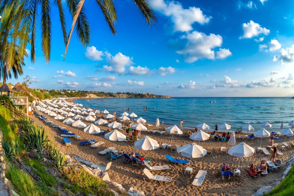 Piaszczysta plaża Coral Bay z łagodnym zejściem do wody to świetny wybór dla rodzin z dziećmi.