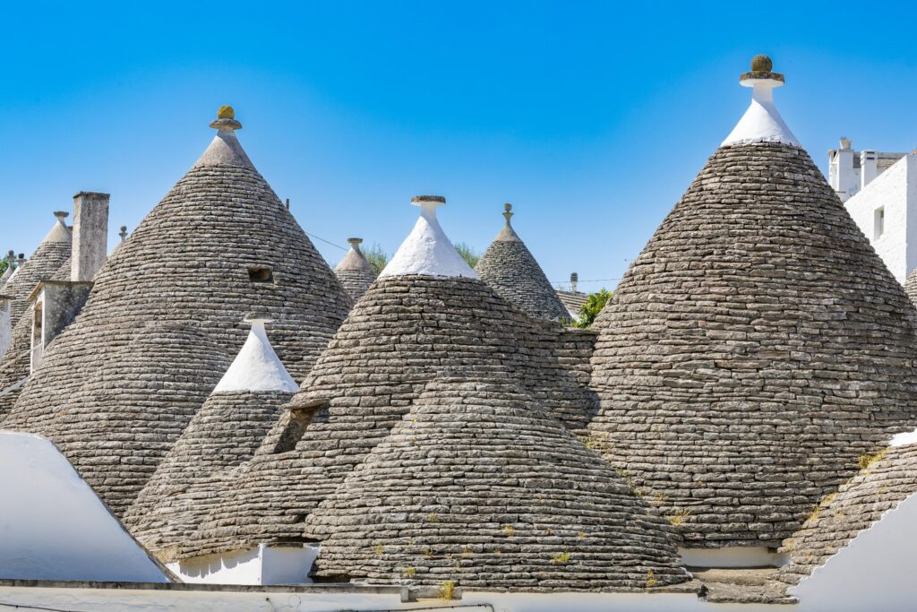 Kamienne dachy trulli w Rione Monti zwieńczone są białymi pinaklami, które były podpisem budowniczego.