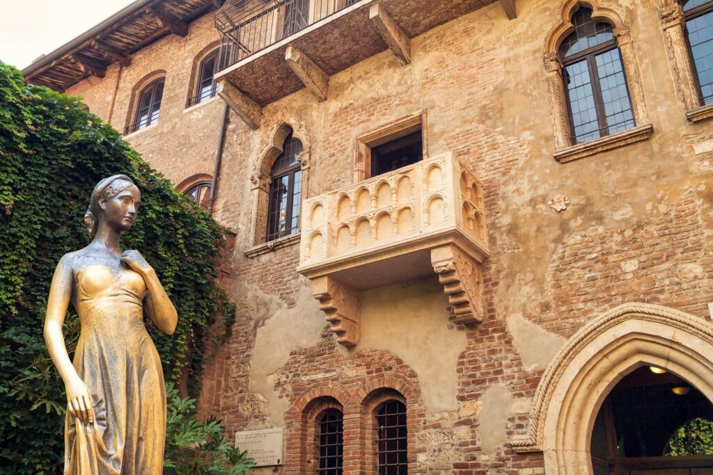 Słynny balkon i posąg Julii na dziedzińcu Casa di Giulietta to najbardziej romantyczne miejsce w Weronie.