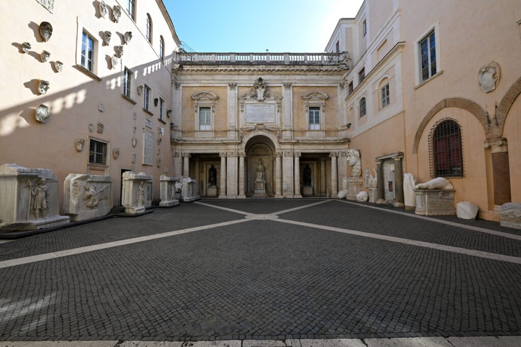 Dziedziniec Palazzo dei Conservatori to pierwsze miejsce, które zobaczysz po wejściu do Muzeów Kapitolińskich.