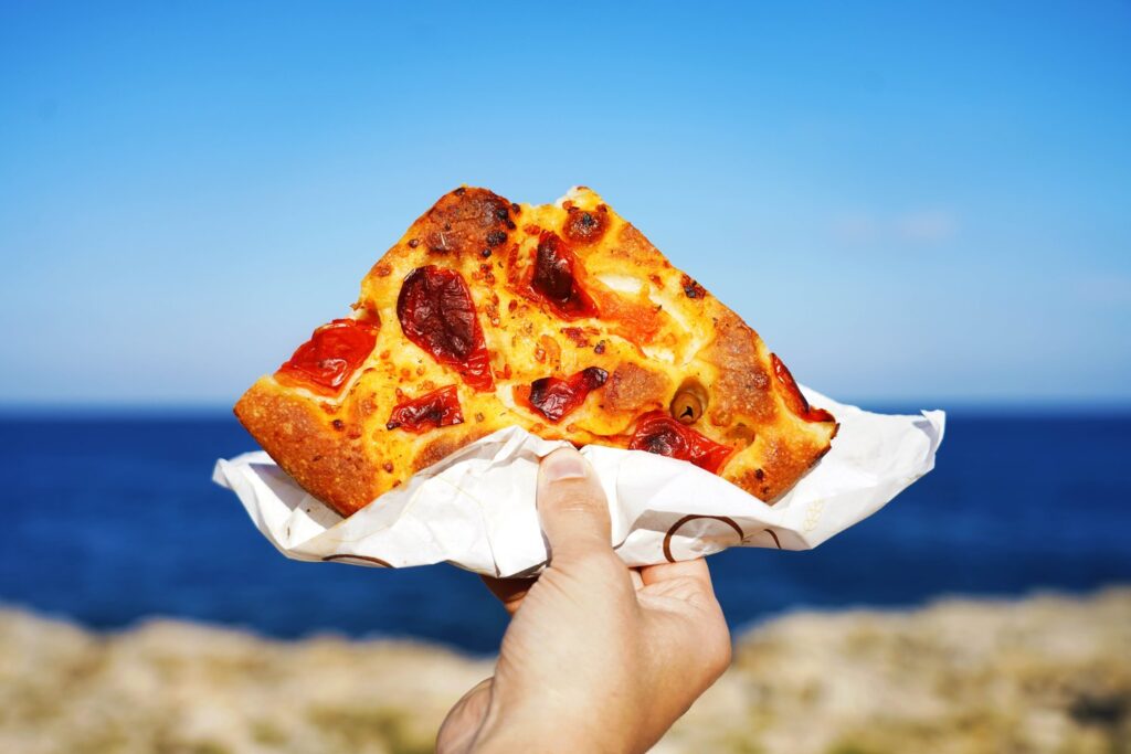 Focaccia barese z pomidorkami to przekąska, której nie można pominąć w Bari