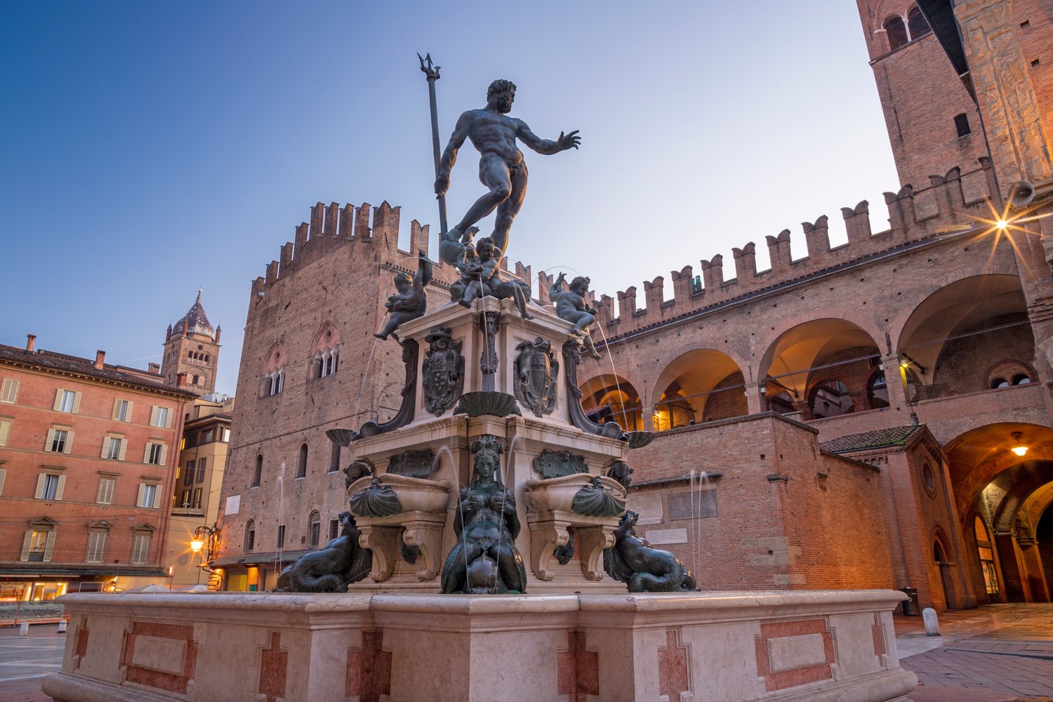 Fontanna Neptuna na Piazza del Nettuno to jeden z najbardziej rozpoznawalnych symboli Bolonii.