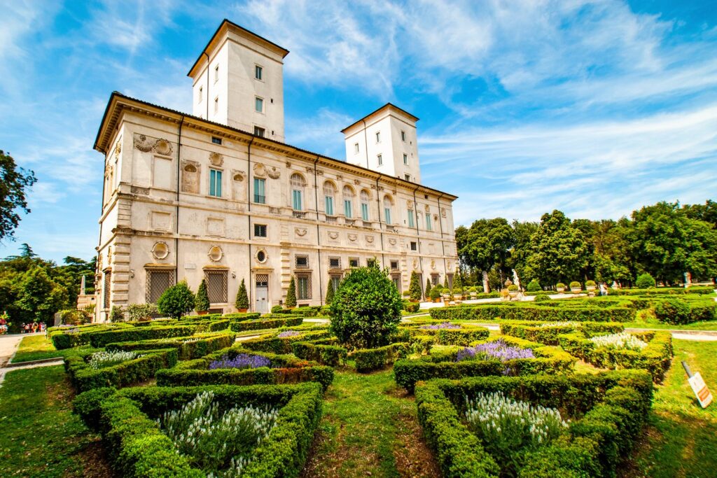 Willa kardynała Scipione Borghese otoczona geometrycznymi ogrodami to dziś siedziba Galerii Borghese w Rzymie