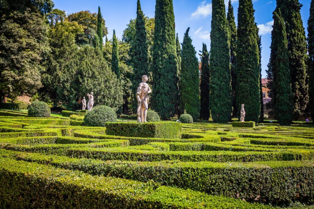 Renesansowy Giardino Giusti z labiryntem i aleją cyprysów to oaza spokoju w centrum Werony.