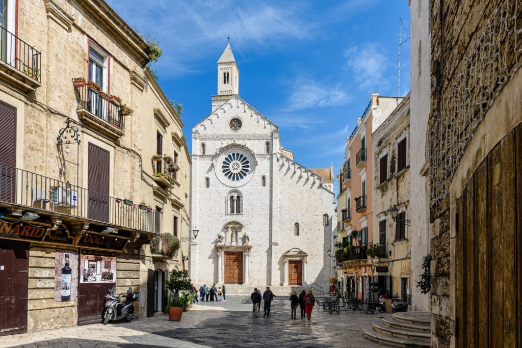 Katedra San Sabino to jeden z najpiękniejszych przykładów romańskiej architektury w Apulii