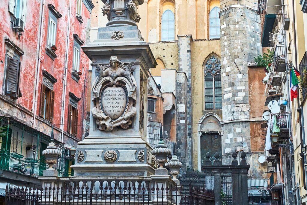 Obelisk św. Januarego na placu przy bocznej ścianie katedry przypomina, jak ważny jest patron dla Neapolitańczyków.