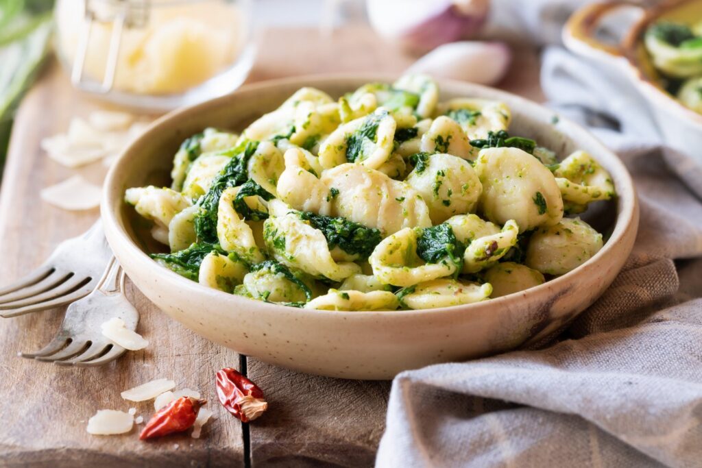 Orecchiette z cime di rapa to najbardziej znane danie kuchni Apulii, które zjesz w Alberobello.