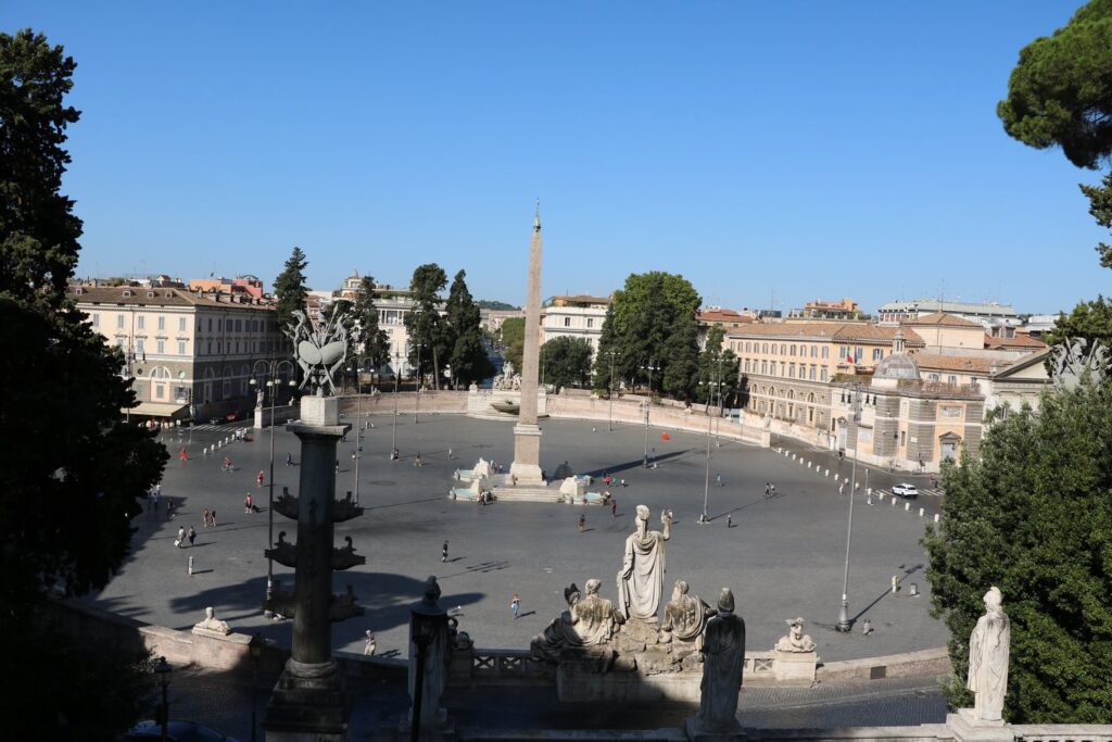 Ze wzgórza Pincio rozciąga się piękny widok na Piazza del Popolo, skąd spacerem dojdziesz do Galerii Borghese