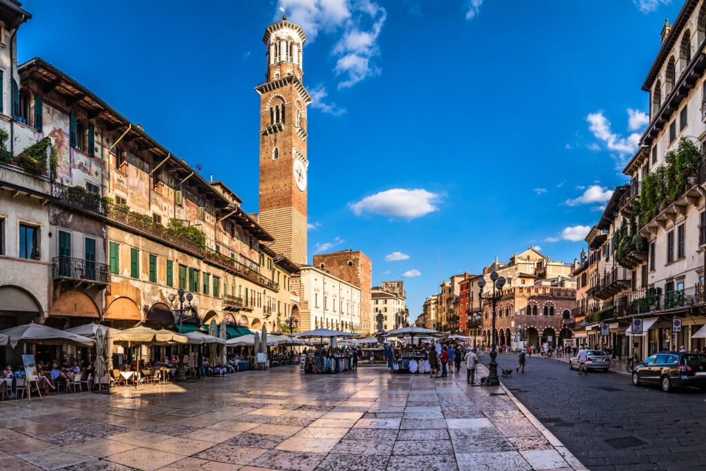 Piazza delle Erbe z górującą nad placem Torre dei Lamberti to serce historycznego centrum Werony.