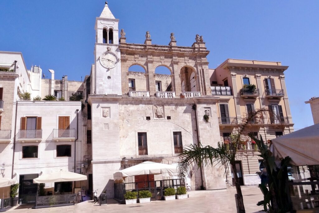 Piazza Mercantile z Palazzo del Sedile i wieżą zegarową to jeden z najstarszych placów Bari