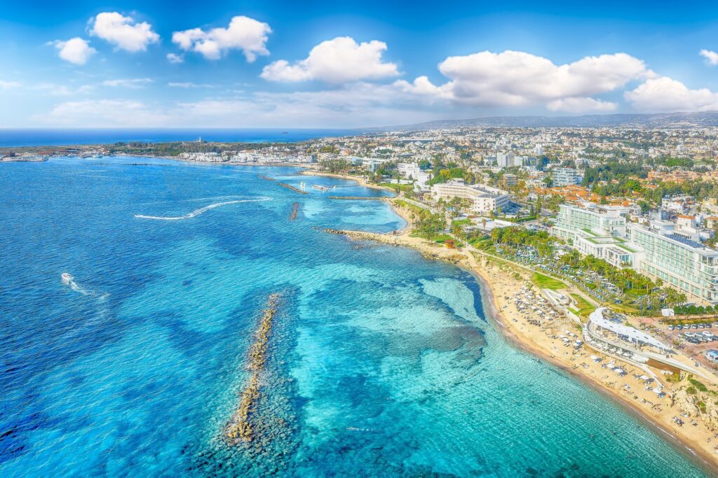 Plaża Vrisoudia i nabrzeże Kato Pafos to miejsce na szybką kąpiel bez wyjeżdżania z miasta.